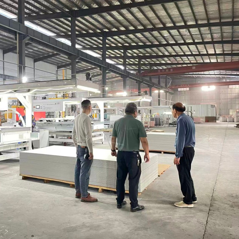 Председатель и его заместитель прошли вглубь производственного цеха, чтобы проверить и повысить качество и эффективность производства бобовых.