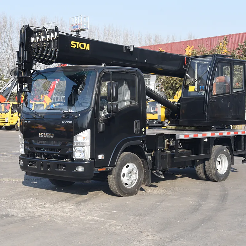 5-тонный автомобильный кран Isuzu черный
