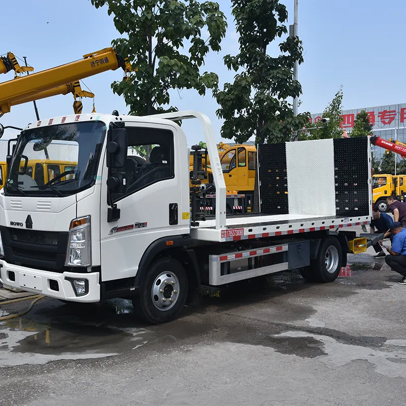 Белый эвакуатор Sinotruk