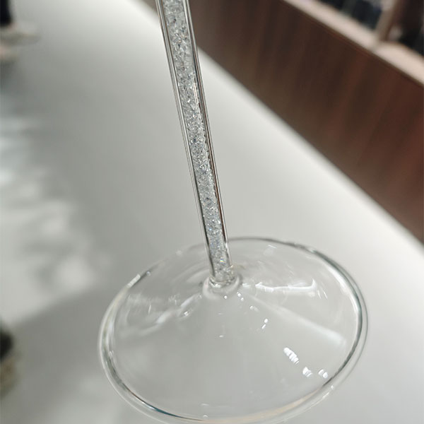 Бокал на ножке с изображением красных губ