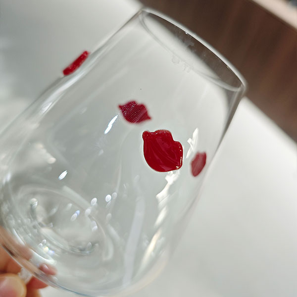 Бокал на ножке с изображением красных губ