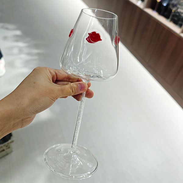 Бокал на ножке с изображением красных губ