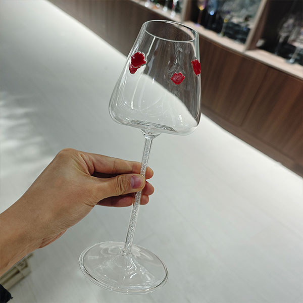 Бокал на ножке с изображением красных губ