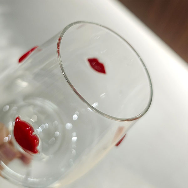 Бокал на ножке с изображением красных губ