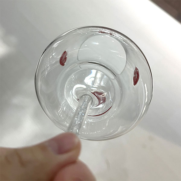 Бокал на ножке с изображением красных губ