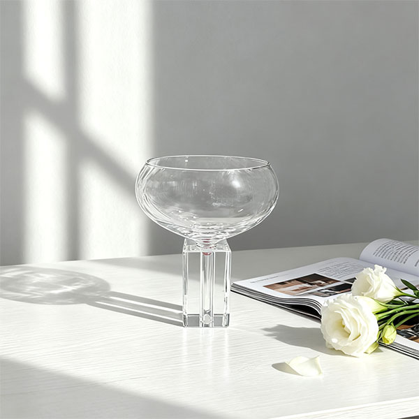 Бокал на утолщенной ножке