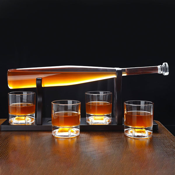 Бутылка в форме бейсбольной биты