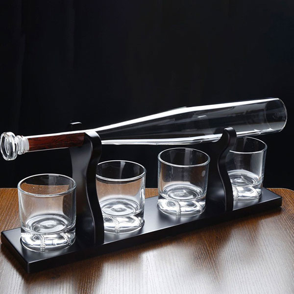 Бутылка в форме бейсбольной биты