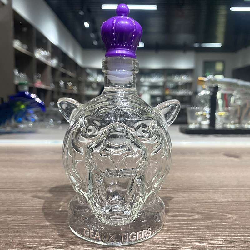 Бутылка с изображением головы тигра