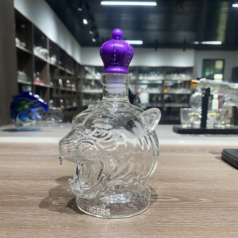 Бутылка с изображением головы тигра