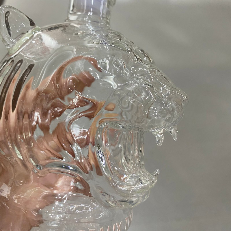 Бутылка с изображением головы тигра