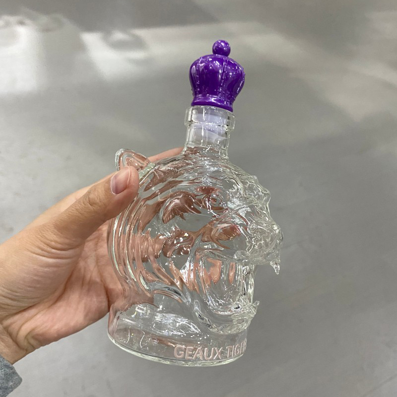 Бутылка с изображением головы тигра