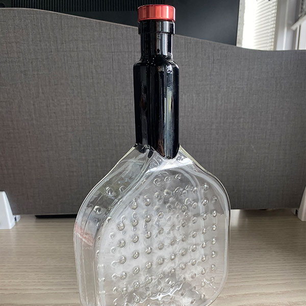 Винная бутылка в форме ракетки