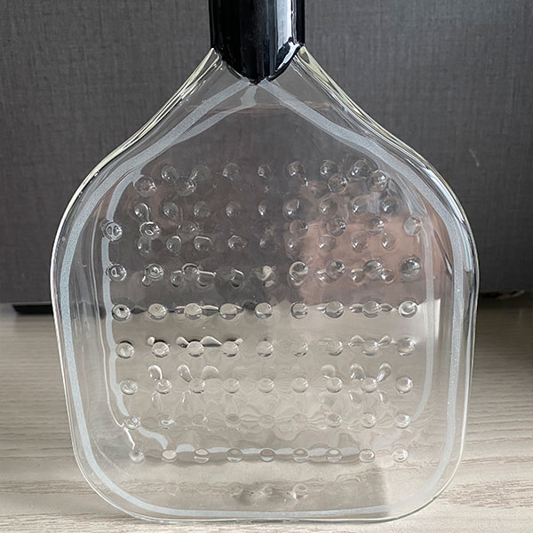 Винная бутылка в форме ракетки