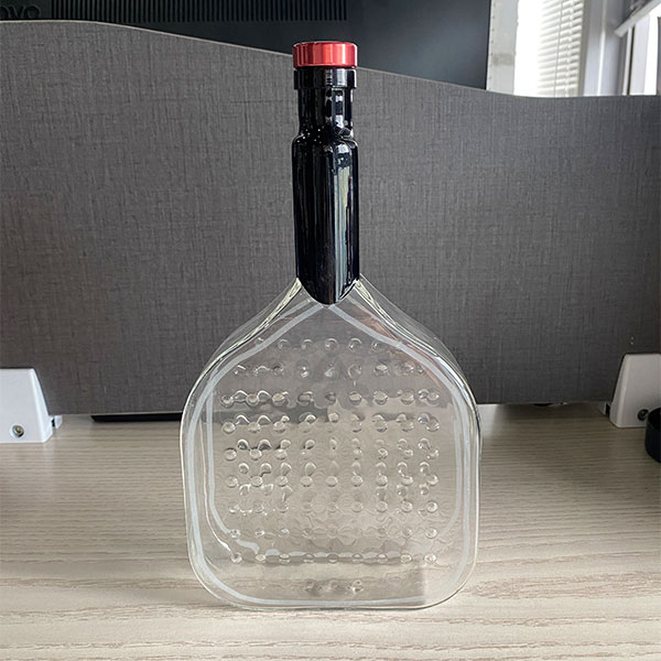 Винная бутылка в форме ракетки