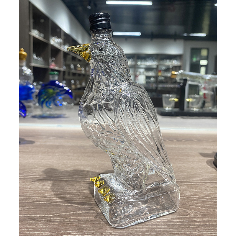 Винная бутылка из крафтового стекла в форме орла
