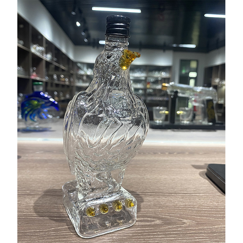 Винная бутылка из крафтового стекла в форме орла