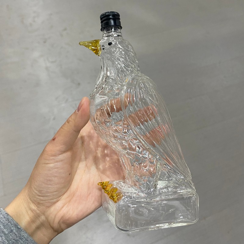 Винная бутылка из крафтового стекла в форме орла