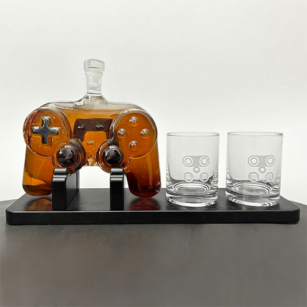 Заказные аксессуары для напитков в виде игрового контроллера