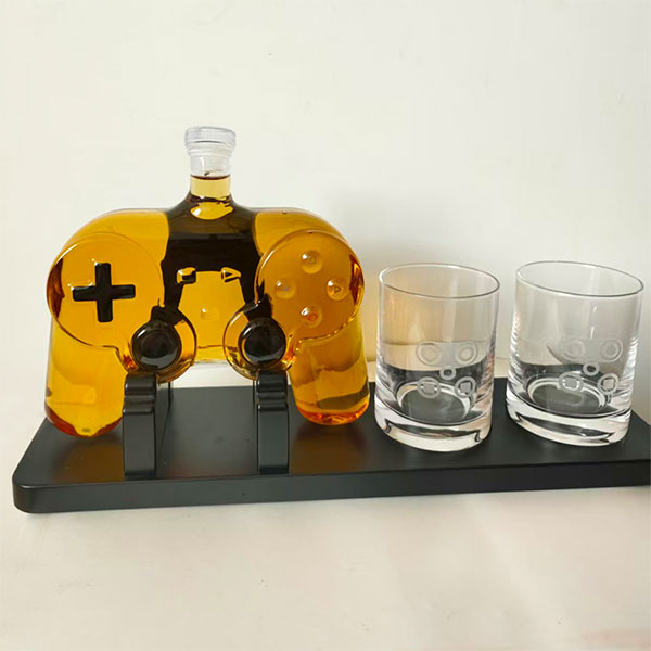 Заказные аксессуары для напитков в виде игрового контроллера