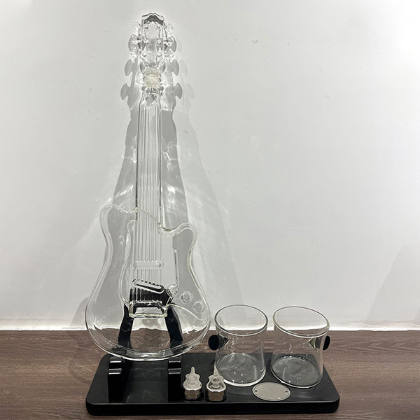 Набор винных аксессуаров в форме гитары