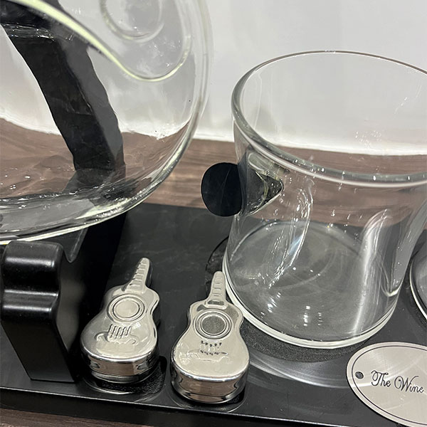 Набор винных аксессуаров в форме гитары