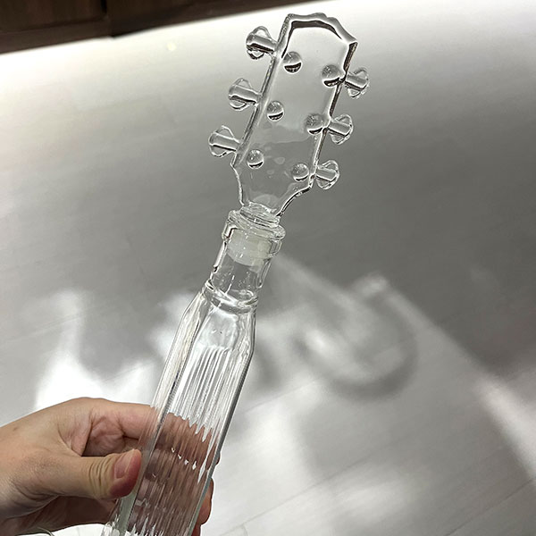 Набор винных аксессуаров в форме гитары