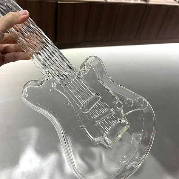 Набор винных аксессуаров в форме гитары