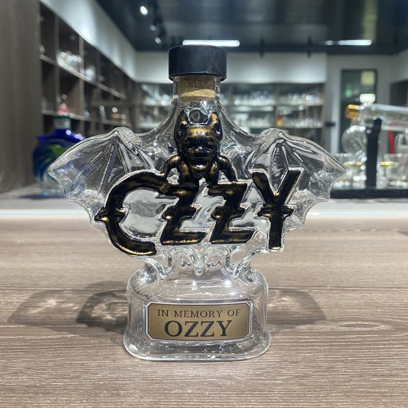 Стеклянная бутылка в форме летучей мыши в стиле Оззи Осборна