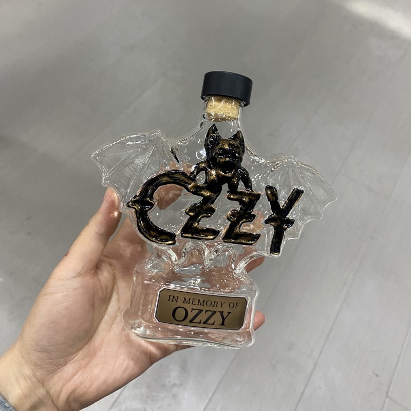 Стеклянная бутылка в форме летучей мыши в стиле Оззи Осборна