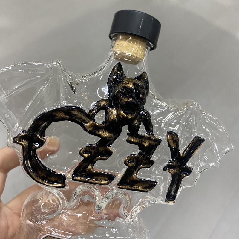 Стеклянная бутылка в форме летучей мыши в стиле Оззи Осборна
