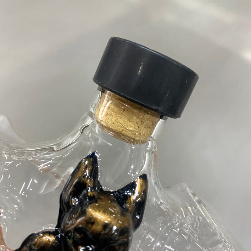 Стеклянная бутылка в форме летучей мыши в стиле Оззи Осборна