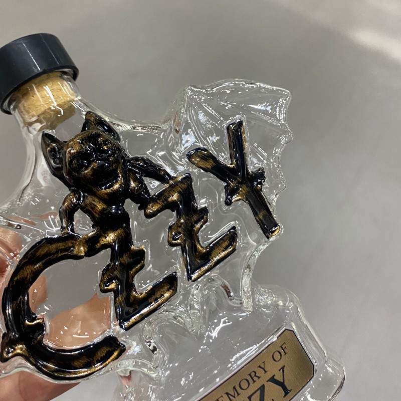 Стеклянная бутылка в форме летучей мыши в стиле Оззи Осборна