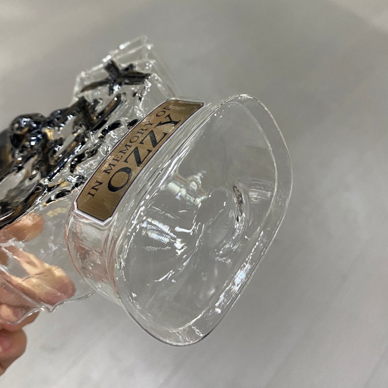 Стеклянная бутылка в форме летучей мыши в стиле Оззи Осборна