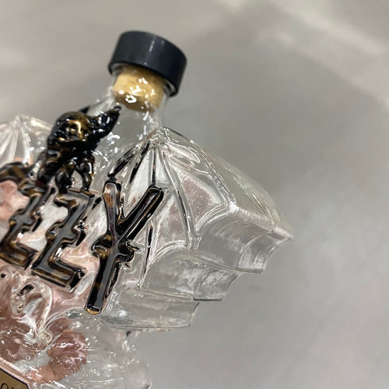 Стеклянная бутылка в форме летучей мыши в стиле Оззи Осборна