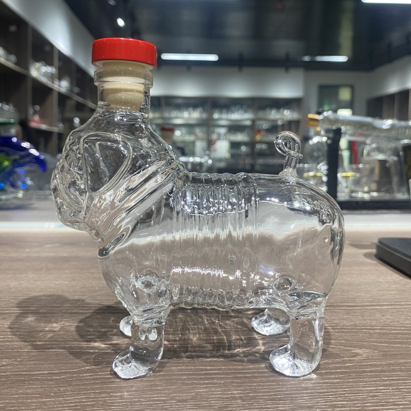 Стеклянная бутылка в форме мопса