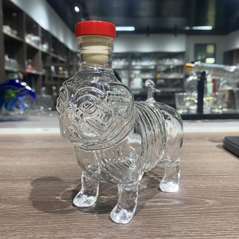 Стеклянная бутылка в форме мопса