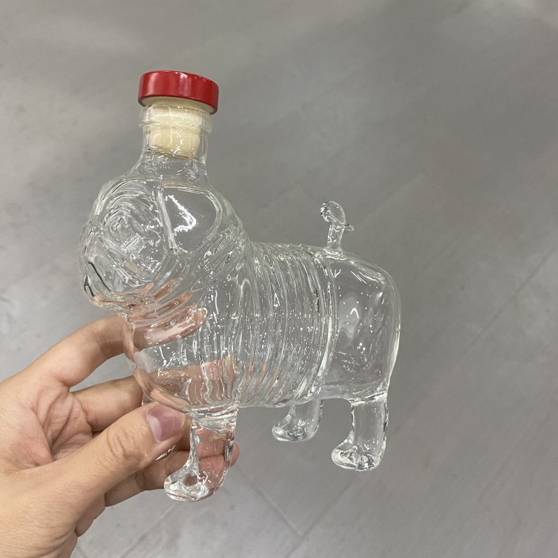 Стеклянная бутылка в форме мопса