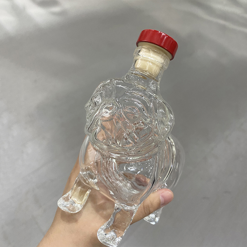 Стеклянная бутылка в форме мопса