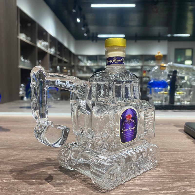 Стеклянная бутылка в форме экскаватора