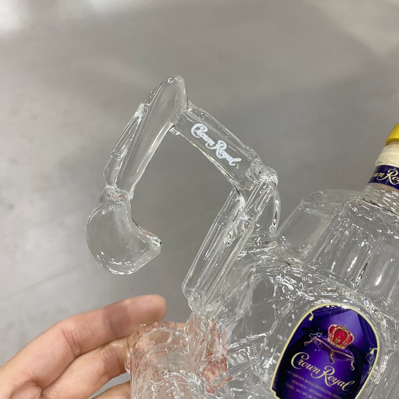 Стеклянная бутылка в форме экскаватора