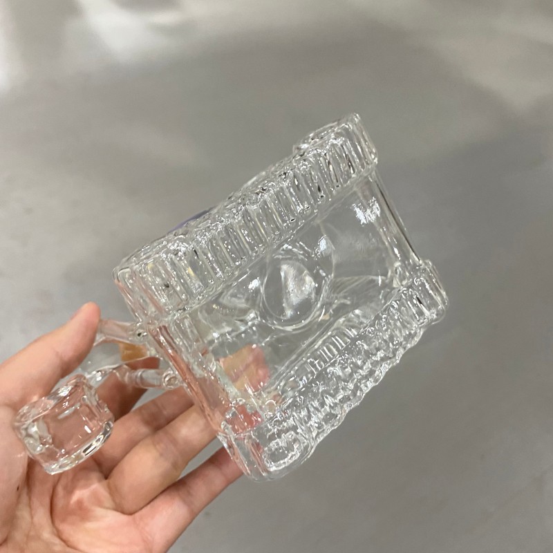 Стеклянная бутылка в форме экскаватора