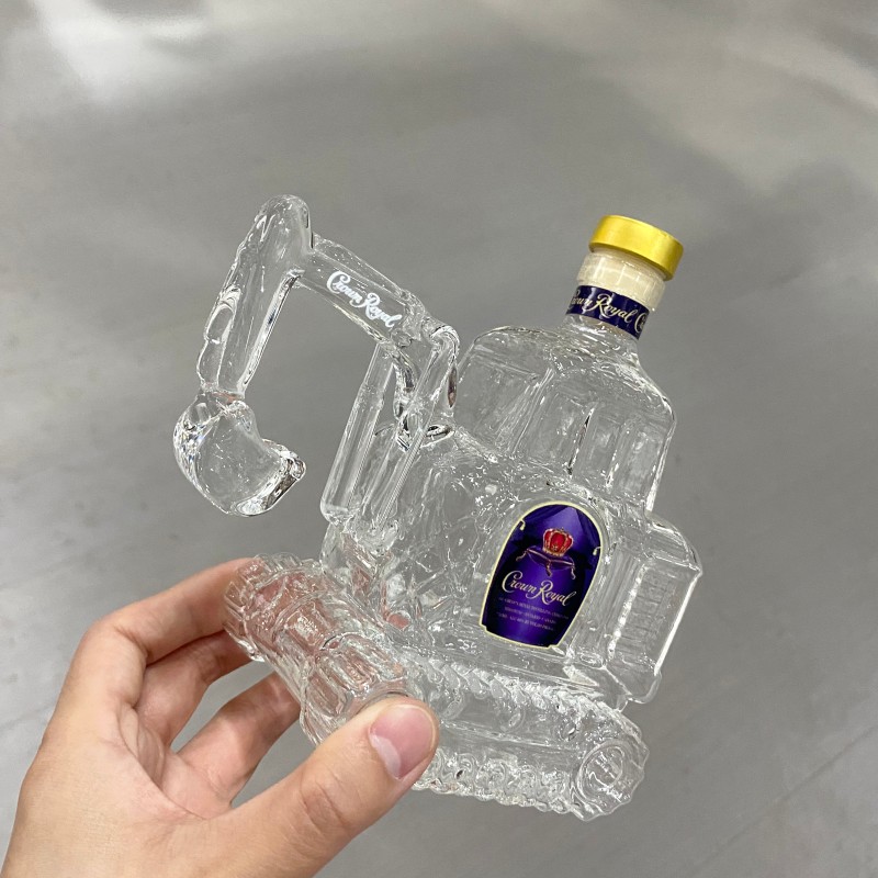 Стеклянная бутылка в форме экскаватора