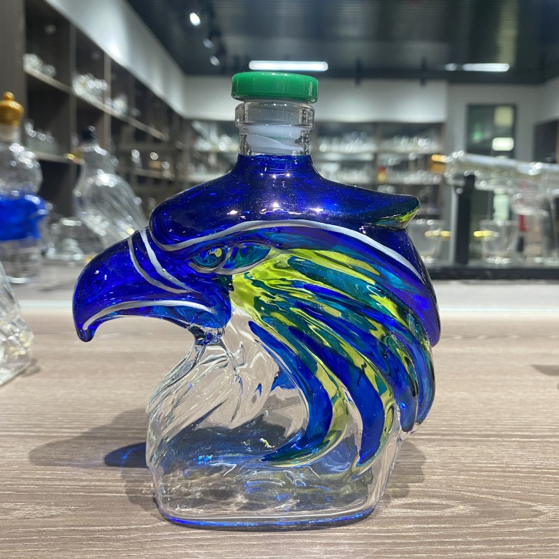 Стеклянная винная бутылка в форме глазурованной головы орла