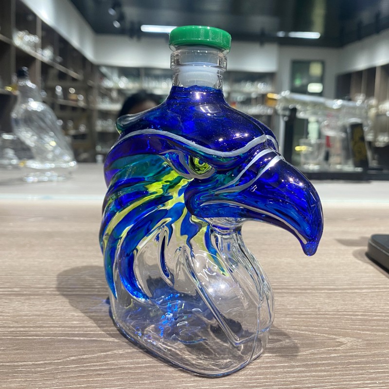Стеклянная винная бутылка в форме глазурованной головы орла