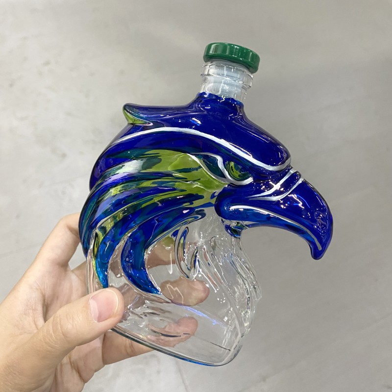 Стеклянная винная бутылка в форме глазурованной головы орла