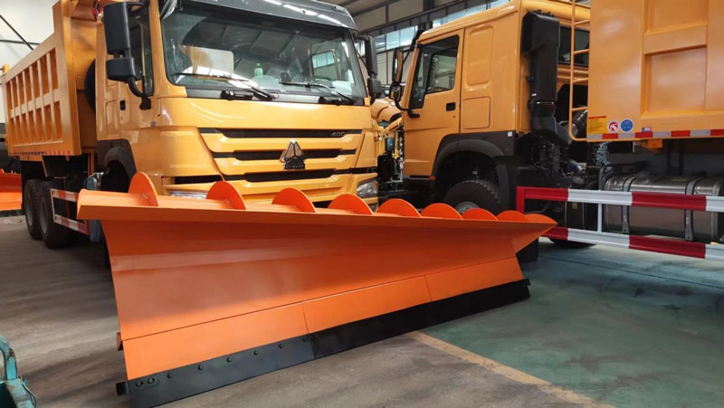 Навесной отвал для отбрасывания снега (3)