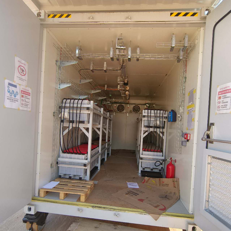 Контейнер для накопления энергии с фотоэлектрическими батареями