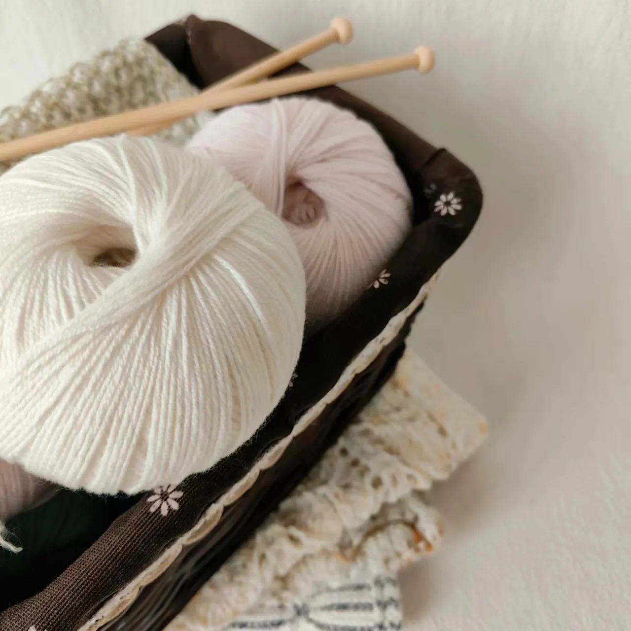 Нежное роскошь, сотканная пальцами: Наследие мастерства кашемировой пряжи для ручного вязания