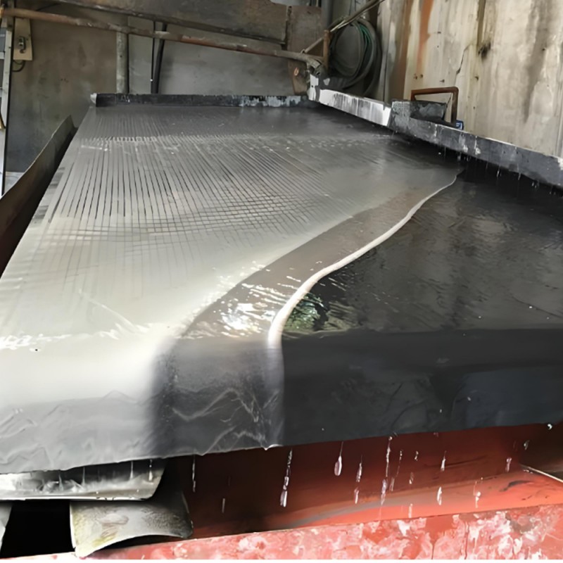 Качающийся концентрационный стол для обогащения металлических руд